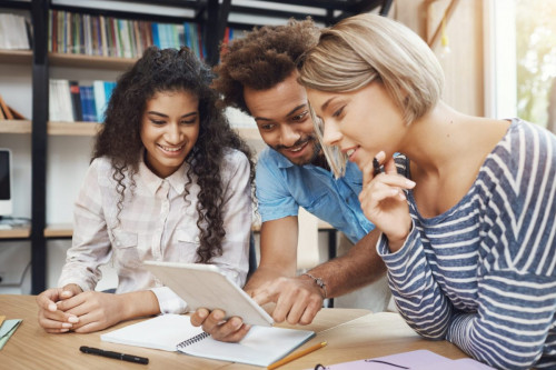 "Pôle prépa est une école danglais à Lyon. Formations danglais Certifiantes. Stage danglais intensif. Prépa TOEIC, TOEFL, IELTS et Linguaskill. Cliquez ici" Nos cours d’anglais ont pour objectif d’améliorer votre niveau en anglais pour vous préparer aux examens d’anglais, des concours de grandes écoles ou la vie professionnelle. Sont compris dans les stages, formations et cours d’anglais de Pôle Prépa plusieurs rythmes d’apprentissage de l’anglais. Les cours d’anglais se concentrent autour de quatre compétences linguistiques :

https://pole-prepa.fr/ecole-d-anglais/