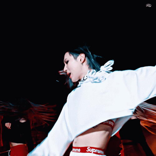 TAEMIN-CROP-TOP.gif