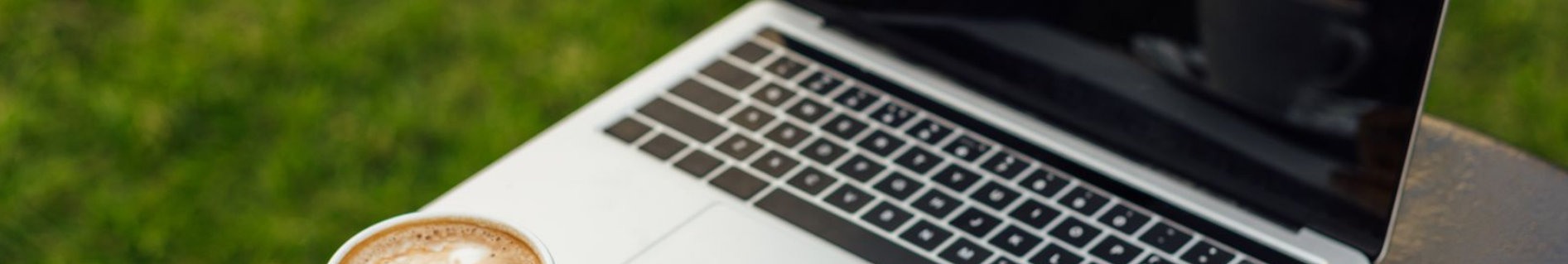 Imagen de una notebook con un cafe