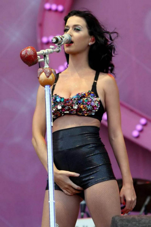 katy-perry-enjoys-touching-her-private-parts-on-stage.jpg