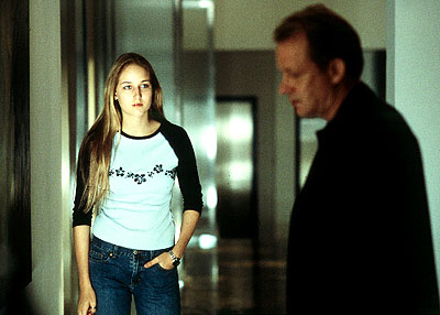 leelee_sobieski_stellan_skarsgard_the_glass_house_001.jpg