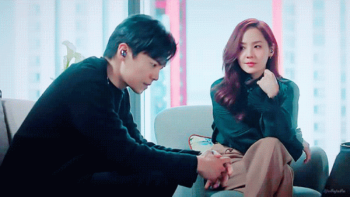 -뭔가 이상해요
2년 전 나애교는 분명 
주단태한테 도망칠 생각이었는데...

-두 사람은 완벽한 한 편이에요

-상관없어 시간이 없다고!
나애교 만나서 꼭 들어야 돼
수련씨한테 대체 무슨 짓을 했는지
#펜트하우스 시즌2 #로건리 #오윤희
